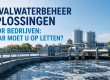 Een marketingafbeelding van een industriële afvalwaterzuiveringsinstallatie met grote waterbassins, metalen buizen en silo's op de achtergrond, voorzien van de tekst "AFVALWATERBEHEER OPLOSSINGEN VOOR BEDRIJVEN: WAAR MOET U OP LETTEN?".